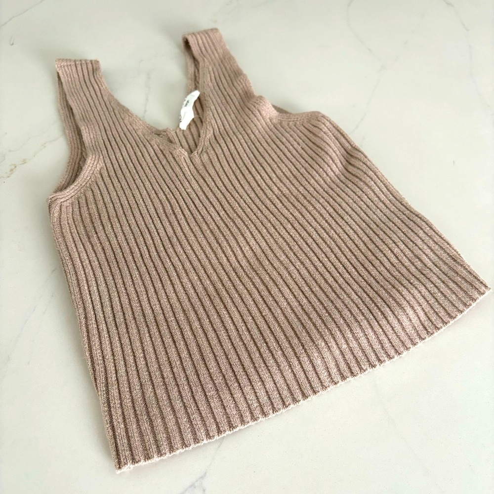 NEW V NECK KNIT TOP SIZE LARGE